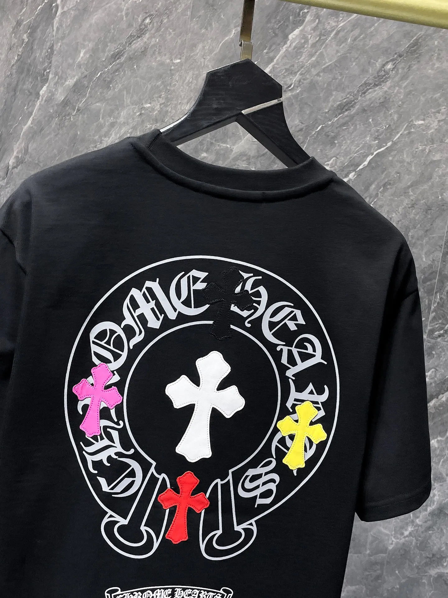 P160 New Chrome Hearts 25ss for summer. High-weight, environmentally friendly and high-quality top-quality fabric. 260g~270g. Chrome colored cross and leather Sanskrit horseshoe short sleeves. Counter synchronization. 1:1 replica version. Recommended colors: white, black.